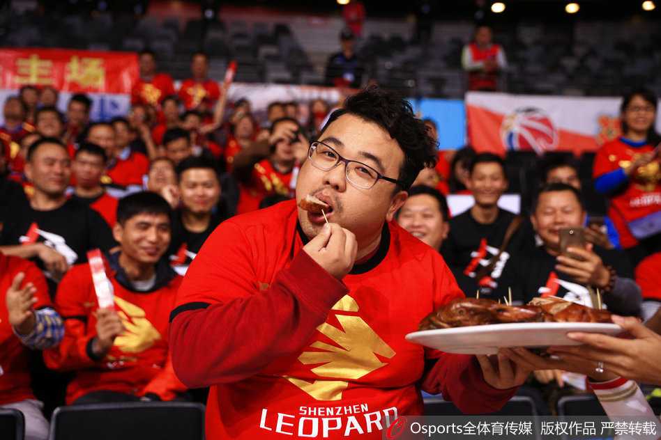 深圳烈豹主场“吃定”北京鸭 篮球宝贝赛前俏皮秀烤鸭 赛后,获胜的深圳队球员们围在一起激情怒吼,背景板上是北京队的队标,完美呼应了赛前“吃烤鸭”的必胜决心。