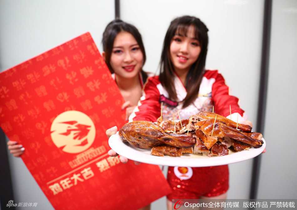 深圳烈豹主场“吃定”北京鸭 篮球宝贝赛前俏皮秀烤鸭 一位身材吸睛的篮球宝贝,手端一盘插着牙签的焦香烤鸭,对着镜头俏皮嘟嘴,眼神中满是邀请现场观众品尝的灵动。