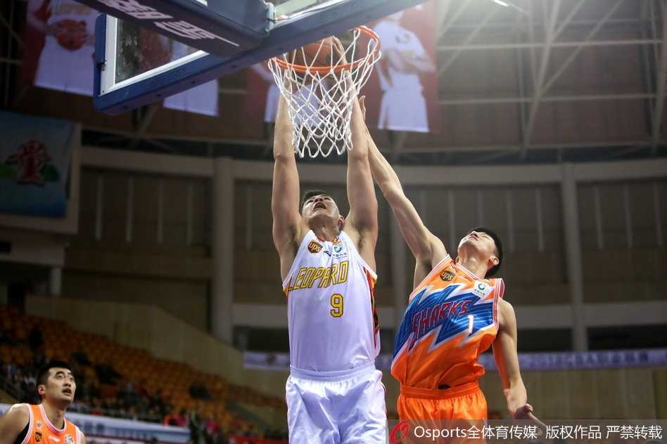 深圳烈豹主场大胜上海大鲨鱼,豪取五连胜 于德豪命中关键三分后握拳怒吼,脸上写满了坚毅与霸气,这一刻他用行动证明了自己大心脏的本色。