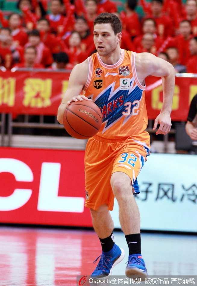 深圳烈豹主场大胜上海大鲨鱼,豪取五连胜 深圳队外援萨林杰在对方内线强攻,犹如巨塔般稳稳将球放入篮筐,瞬间点燃主场球迷激情。