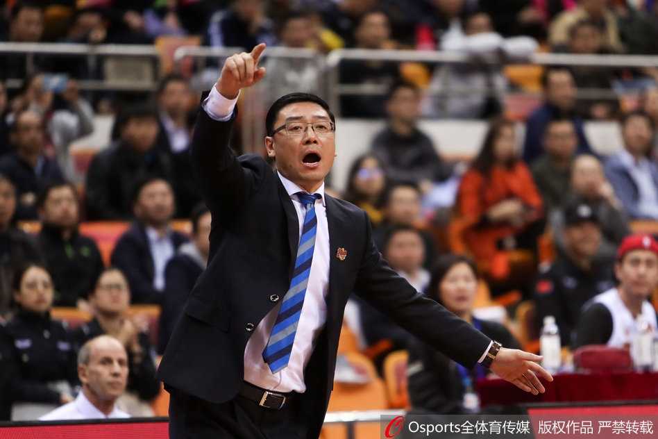 深圳烈豹主场大胜上海大鲨鱼,豪取五连胜 深圳队全体球员围在一起庆祝胜利,每个人脸上都洋溢着笑容,团结一心的氛围正是他们取得五连胜的秘诀。