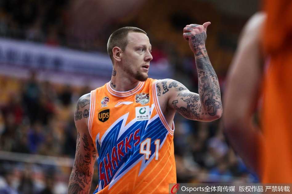 深圳烈豹主场大胜上海大鲨鱼,豪取五连胜 萨林杰在防守端送出惊天大帽,将上海队的上篮狠狠扇出,守护禁区的同时也点燃了全队的防守热情。