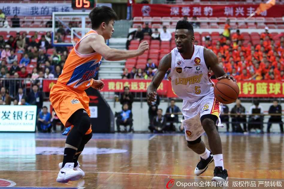 深圳烈豹主场大胜上海大鲨鱼,豪取五连胜 李慕豪高高跃起,如同直升机升空般完成双手灌篮,对手只能望球兴叹,这一扣展现了国产内线的绝对力量。
