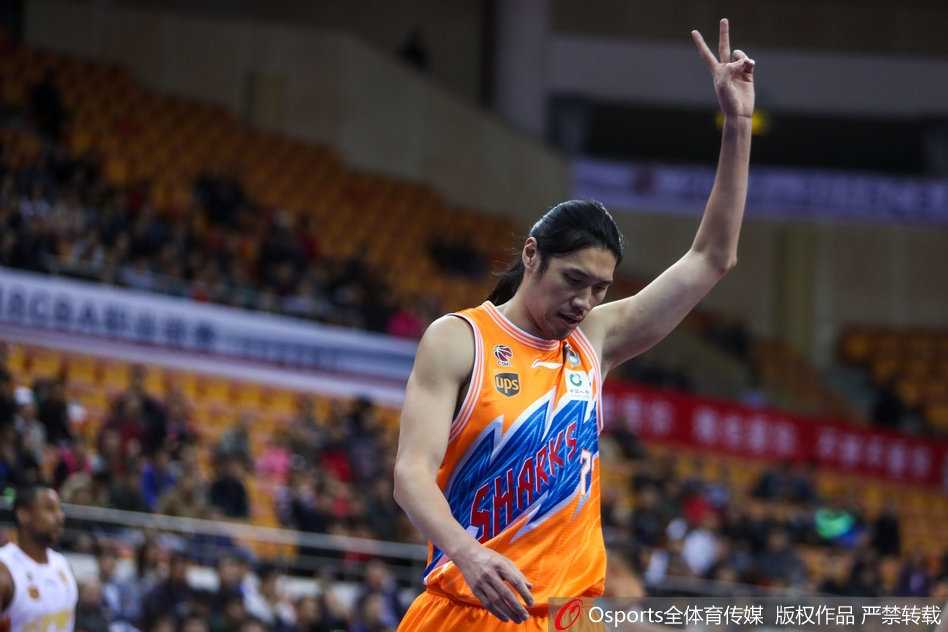 深圳烈豹主场大胜上海大鲨鱼,豪取五连胜 顾全出手三分瞬间,篮球在空中划出完美弧线,眼神中满是杀手本色,这是深圳队本场反攻的号角。