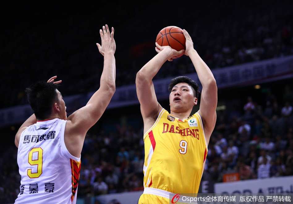 深圳队孟铎在快攻中疾速狂奔，面对防守球员轻松上篮得分，本场比赛他贡献14分，是球队外线不可或缺的火力点。