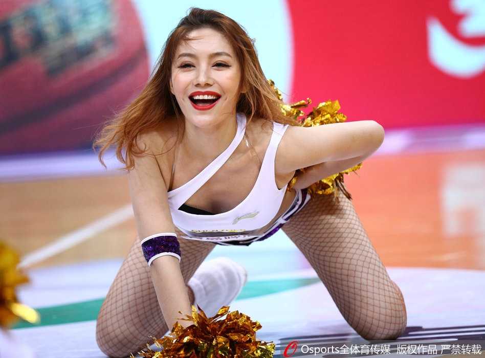 深圳烈豹主场大胜夜 篮球宝贝热力四射燃爆全场 中场休息时,灯光聚焦,深圳篮球宝贝们进行着精心编排的齐舞表演。她们身姿矫健,动作舒展,用充满韵律感的舞步牢牢抓住全场目光。