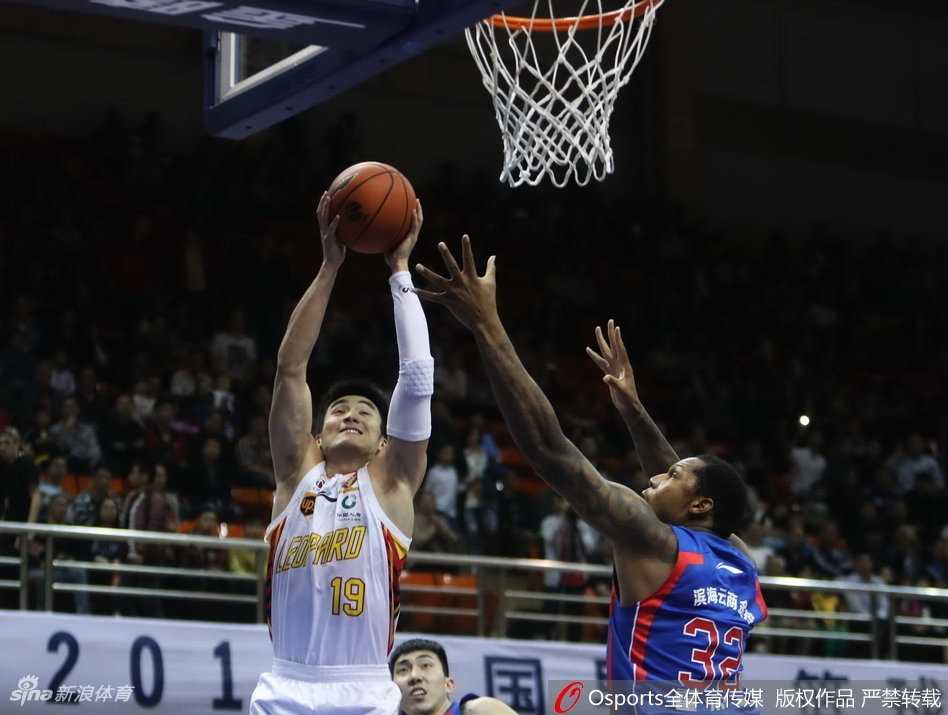 深圳烈豹主场大胜天津 朗福德末节狂飙导演逆转好戏 李慕豪旱地拔葱双手暴扣,长人如林的禁区里上演空中作业