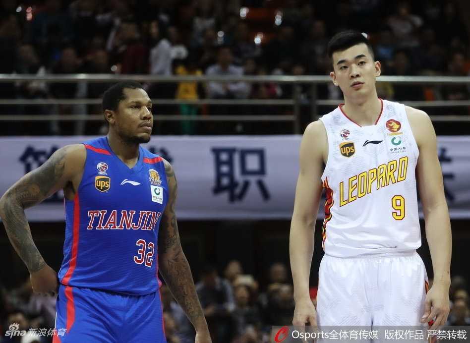 深圳烈豹主场大胜天津 朗福德末节狂飙导演逆转好戏 于德豪如猎豹般敏捷突破两人夹防,撕裂对手防线瞬间