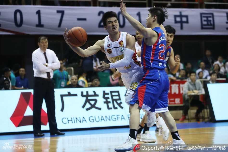深圳烈豹主场大胜天津 朗福德末节狂飙导演逆转好戏 双方球员在篮下奋力争抢篮板,肌肉碰撞的激烈对抗一触即发