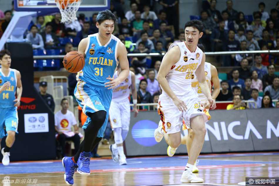 深圳烈豹主场大胜福建,王哲林空砍21+14独木难支 王哲林在深圳队内线面前高高跃起,以一记势大力沉的单手补扣引爆全场,展现了国产中锋的强悍身体素质。