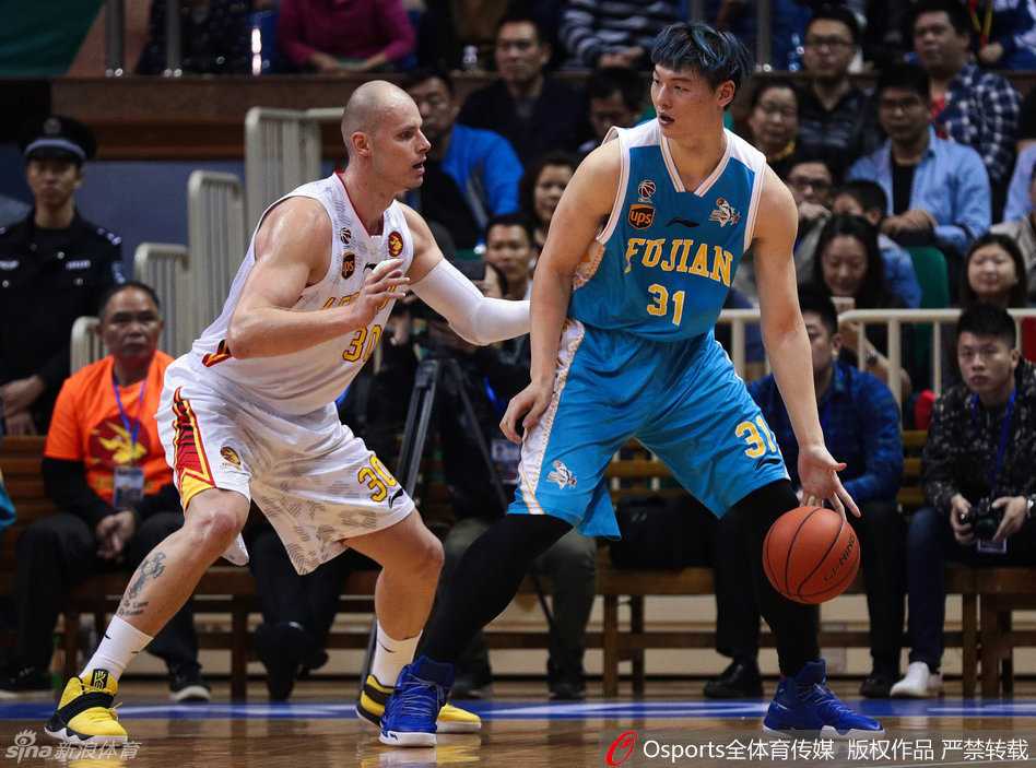 深圳烈豹主场大胜福建,王哲林空砍21+14独木难支 深圳队外援帕戈面对福建队员的贴身紧逼,凭借出色的运球技巧强行突破,高高跃起准备上篮。