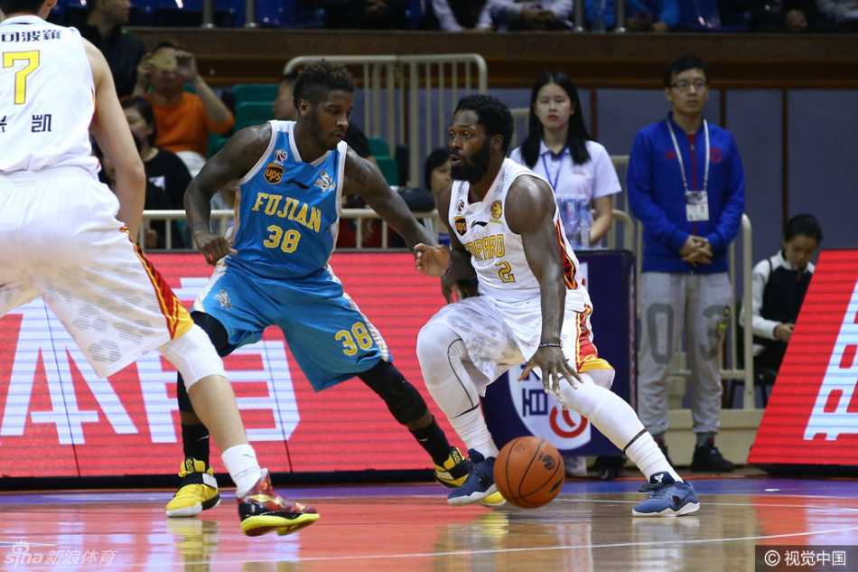 深圳烈豹主场大胜福建,王哲林空砍21+14独木难支 深圳外援兰佩与队友完成精妙挡拆后顺下接球,无视福建防守队员的封盖,用柔和的手感完成抛投。