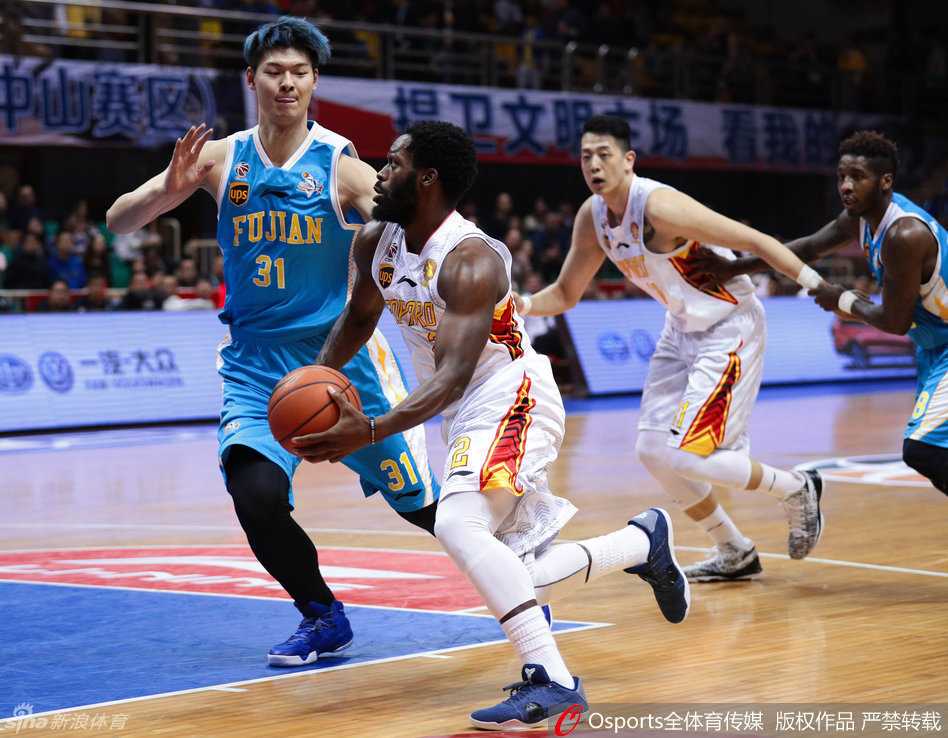 深圳烈豹主场大胜福建,王哲林空砍21+14独木难支 福建队赵泰隆寸步不离地紧贴防守深圳队孟铎,双手高举干扰其投篮视线,防守动作非常到位。