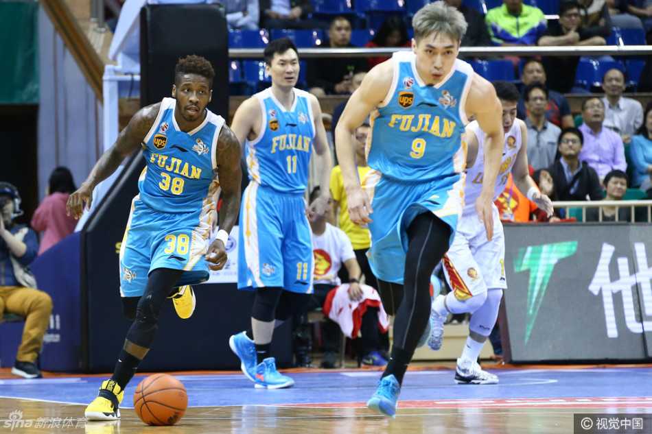 深圳烈豹主场大胜福建,王哲林空砍21+14独木难支 福建队核心王哲林在深圳队内线兰佩与张凯的双人包夹下,失去身体平衡,但仍奋力将球抛向篮筐。