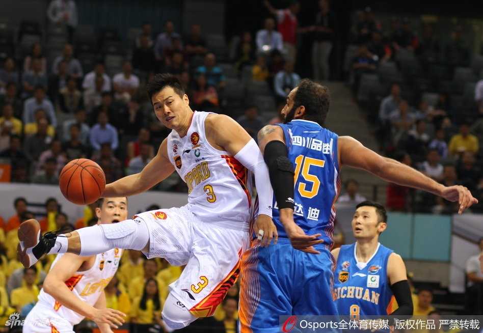 深圳烈豹主场掀翻四川品胜 萨林杰狂揽46分27板制霸内线 顾全场边发球瞬间,他目光坚定,身前的防守球员试图干扰,但全场贡献21分的他是深圳队上半场拉开比分的关键功臣。