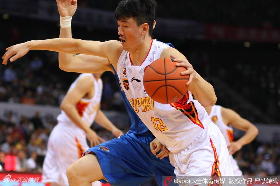 深圳烈豹主场掀翻四川品胜 萨林杰狂揽46分27板制霸内线 深圳外援萨林杰在四川队内线多人围堵下,依然强硬起跳,单手将球劈入篮筐,展现出绝对的篮下统治力。