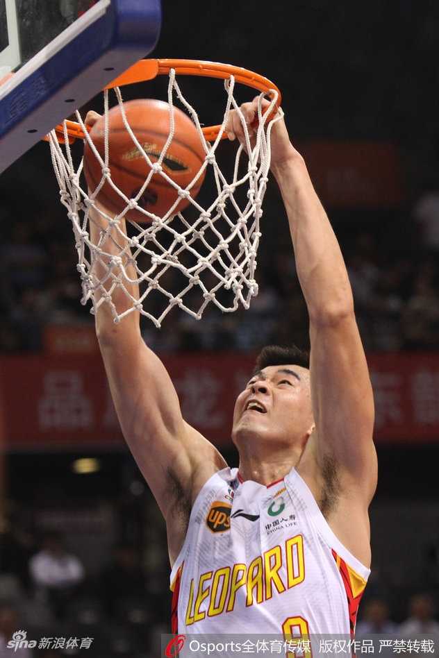 深圳烈豹主场掀翻四川品胜 萨林杰狂揽46分27板制霸内线 赛后,深圳队员何忠勉与队友在场上击掌相庆,脸上洋溢着胜利的喜悦,背景是正在退场的球迷,记录下这主场开门红的荣耀时刻。