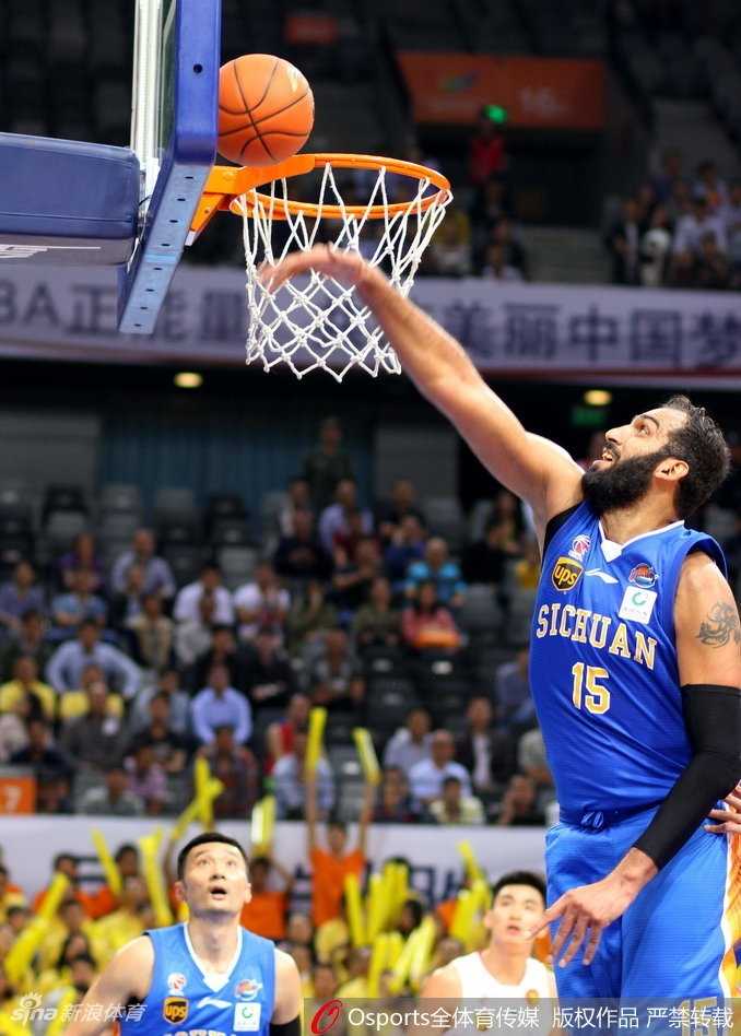 深圳烈豹主场掀翻四川品胜 萨林杰狂揽46分27板制霸内线 赛场上,何忠勉与孟铎合力包夹持球的四川队球员,两人手臂张开形成一道防守屏障,展现了深圳队强硬的团队防守态度。