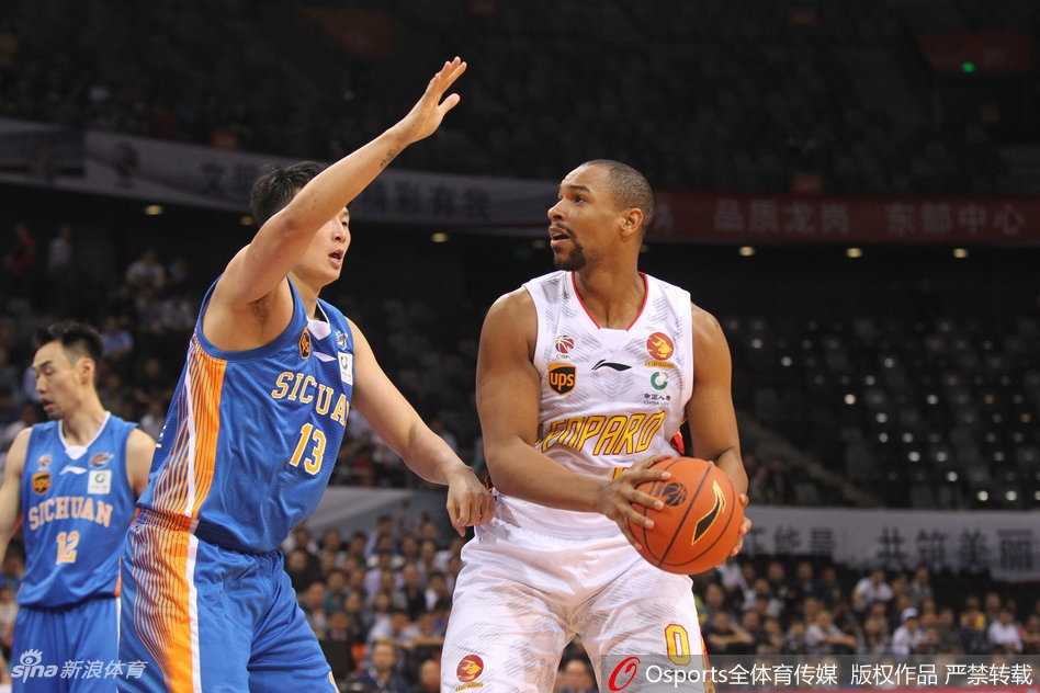 深圳烈豹主场掀翻四川品胜 萨林杰狂揽46分27板制霸内线 富兰克林带球疾速突破,防守他的于德豪手脚并用全力贴防,两人在高速对抗中肌肉碰撞,这是全场攻防对决的一个缩影。