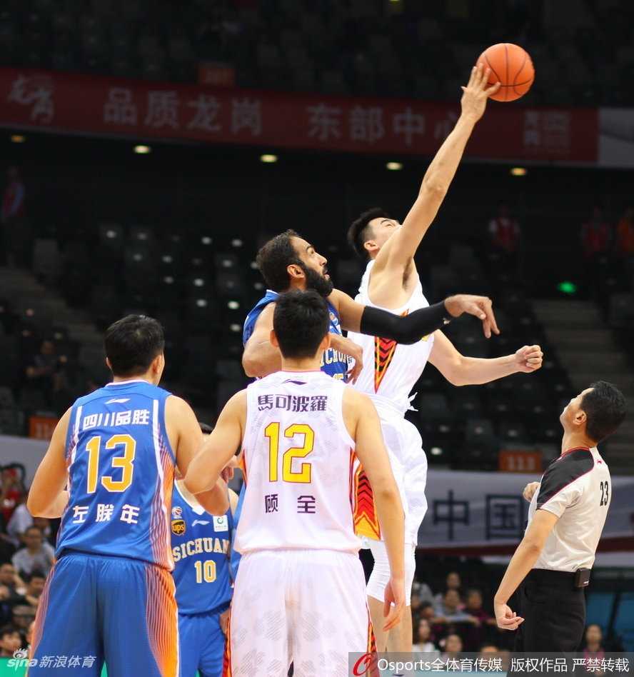 深圳烈豹主场掀翻四川品胜 萨林杰狂揽46分27板制霸内线 萨林杰高高跃起,在与哈达迪的正面交锋中强硬摘下一个宝贵的前场篮板,落地瞬间他肌肉紧绷,为接下来的二次进攻蓄势待发。
