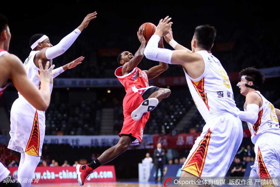 深圳烈豹主场掀翻广州龙狮 同省德比抢占晋级先机 顾全在三分线外手起刀落,篮球划出完美弧线,现场球迷瞬间沸腾,仿佛整个球馆都被这记关键投篮点燃。