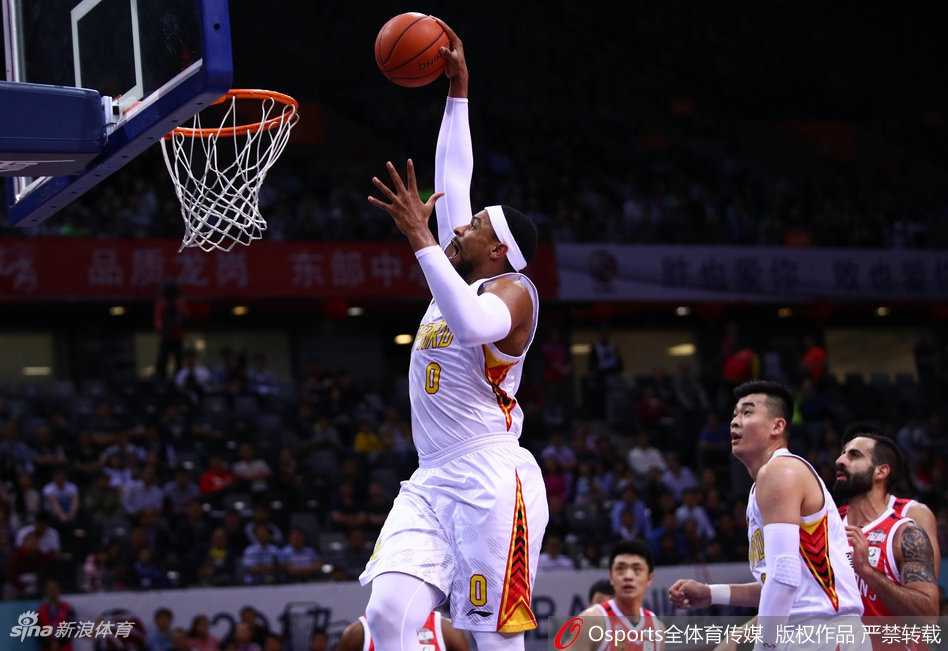 深圳烈豹主场掀翻广州龙狮 同省德比抢占晋级先机 李慕豪高高跃起,长臂舒展如大鹏展翅,精准地将对手的上篮扇飞,防守的威慑力让广州队球员的突破线路瞬间受阻。