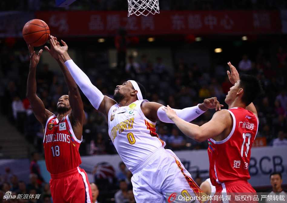 深圳烈豹主场掀翻广州龙狮 同省德比抢占晋级先机 萨林杰在对方多人包夹下强行起跳,用强壮的身躯抢下前场篮板,落地瞬间眼神坚毅,仿佛在告诉对手禁区是他的领地。