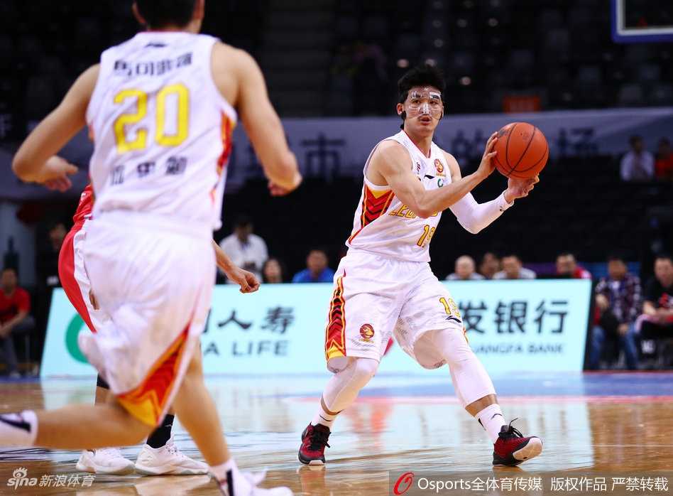 深圳烈豹主场掀翻广州龙狮 同省德比抢占晋级先机 终场哨响,深圳球员们紧紧拥抱在一起,顾全被队友围在中间,脸上洋溢着胜利的喜悦,这一刻他们距离八强只差一步之遥。