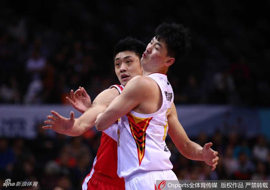 深圳烈豹主场掀翻广州龙狮 同省德比抢占晋级先机 于德豪与对方外援在边线激烈缠斗,两人肌肉紧绷,眼中喷薄着对胜利的渴望,汗水在灯光下闪烁,这是季后赛独有的强硬对抗。