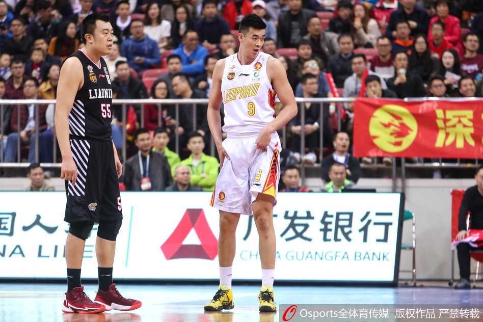 深圳烈豹主场掀翻辽宁飞豹 终结六年不胜魔咒 辽宁队李晓旭错失关键三分后,神情落寞,他抬头仰望计分板,眼神中充满了难以置信和不甘,而时间已无情走完。