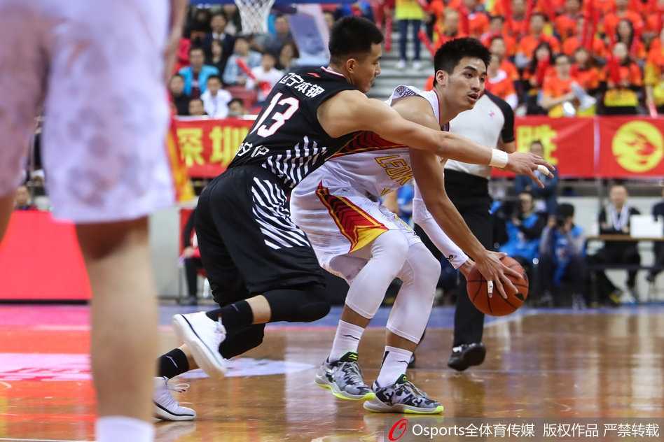 深圳烈豹主场掀翻辽宁飞豹 终结六年不胜魔咒 李慕豪在对手头上完成精彩的双手补扣,那一刻,他的身体完全舒展,仿佛要挣脱地心引力,成为全场瞩目的焦点。