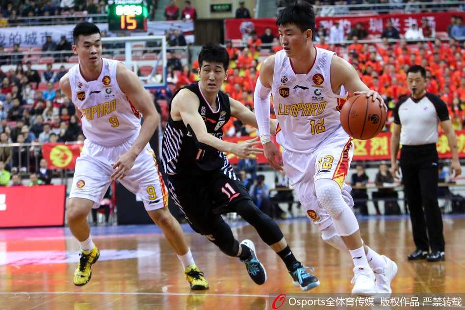 深圳烈豹主场掀翻辽宁飞豹 终结六年不胜魔咒 辽宁核心郭艾伦在深圳队严防下强行突破,他手中的篮球仿佛与身体融为一体,试图在铜墙铁壁中撕开一道裂缝。