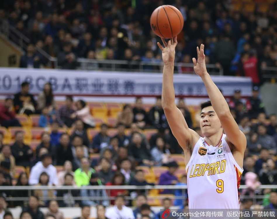 深圳烈豹主场掀翻辽宁飞豹 终结六年不胜魔咒 深圳外援朗福德在辽宁队的严密防守下,以一双巧手稳稳将球送入篮筐,眼神中充满了必胜的信念。