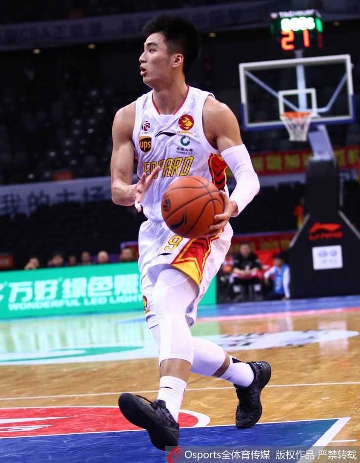 深圳烈豹主场狂飙,顾全31分引领大胜青岛国信双星 青岛外援吉布森面对深圳队的严密包夹,依然奋力突破,眼神中透露出不屈的斗志