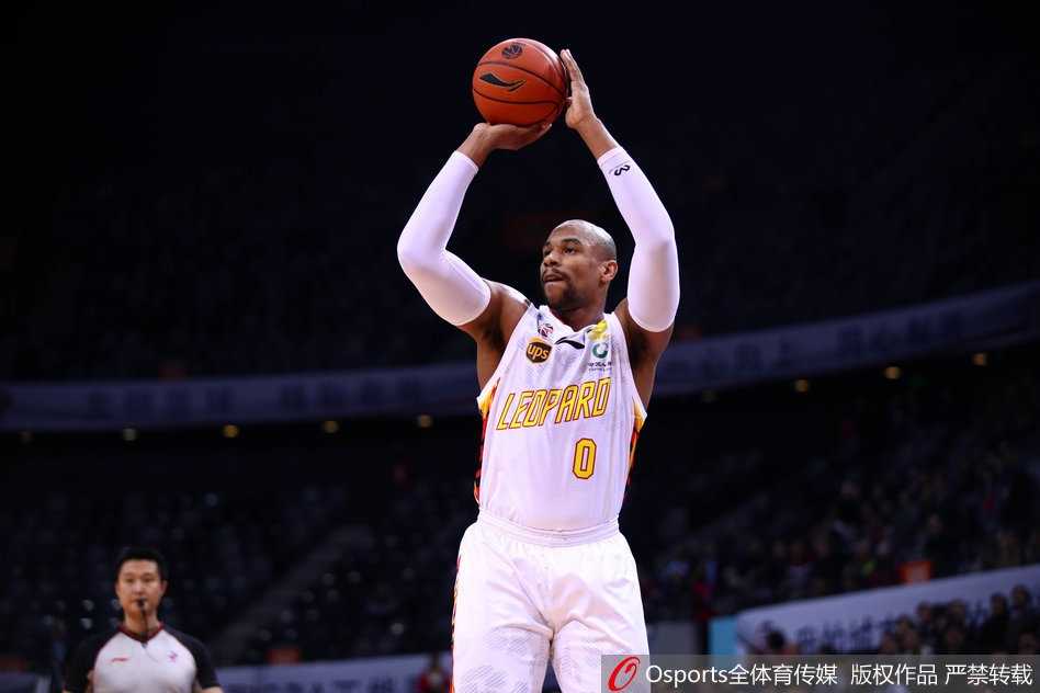 深圳烈豹主场狂飙,顾全31分引领大胜青岛国信双星 深圳新援莱斯控球观察队友跑位,准备发动快攻,展现出优秀的组织视野