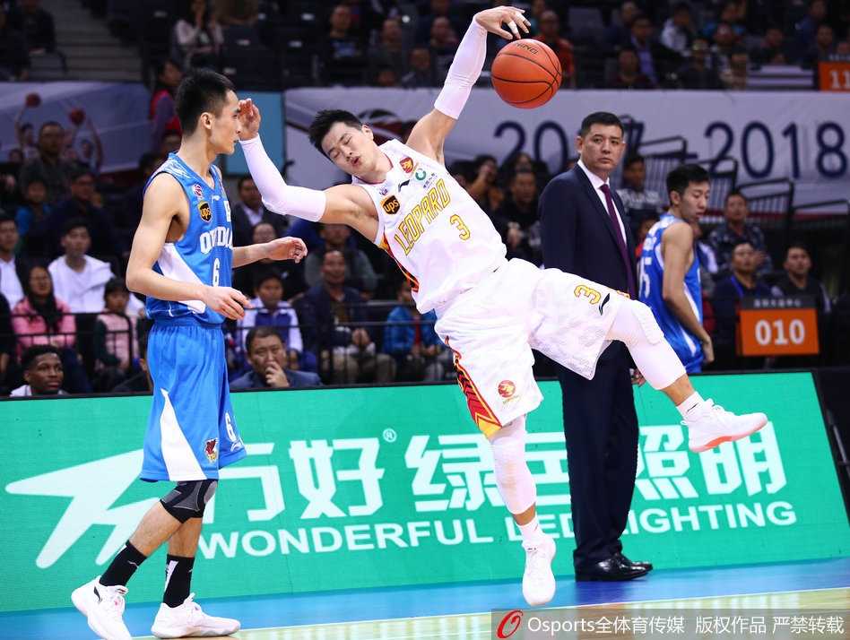 深圳烈豹主场狂飙,顾全31分引领大胜青岛国信双星 顾全面对青岛队防守,眼神坚毅,干拔跳投出手瞬间,篮球划过一道完美弧线