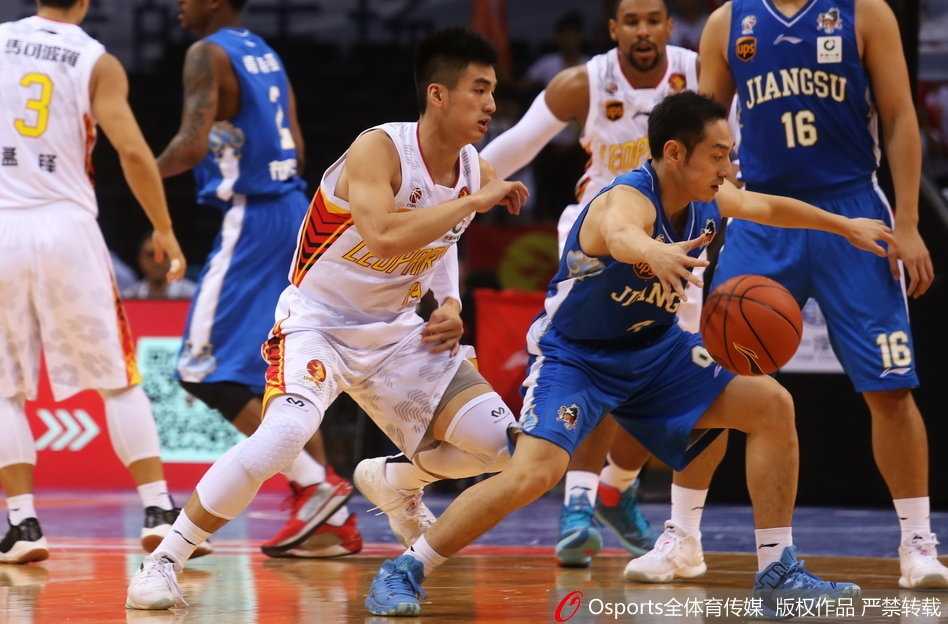 深圳烈豹主场驯服江苏肯帝亚,萨林杰与李慕豪双塔闪耀 深圳核心萨林杰高举双臂庆祝胜利,全场球迷的欢呼声仿佛要将屋顶掀翻