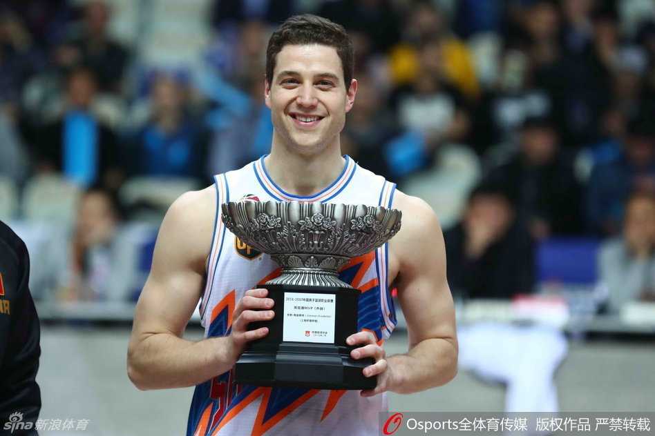 深圳烈豹加时苦战擒上海大鲨鱼,弗神空砍五十分难救主 “寂寞大神”弗雷戴特手捧常规赛MVP奖杯,脸上洋溢着自豪的笑容,这座奖杯是对他整个赛季超凡个人能力的最佳证明。