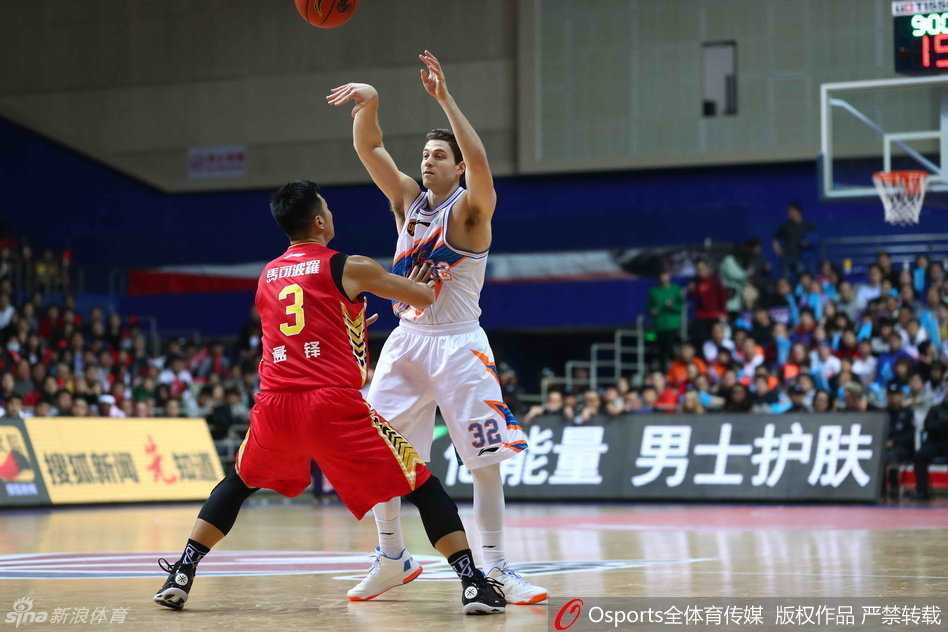 深圳烈豹加时苦战擒上海大鲨鱼,弗神空砍五十分难救主 深圳队内线支柱李慕豪在对方长人阵中强行起跳,以一敌三试图完成单手劈扣,彰显了主场必胜的决心。