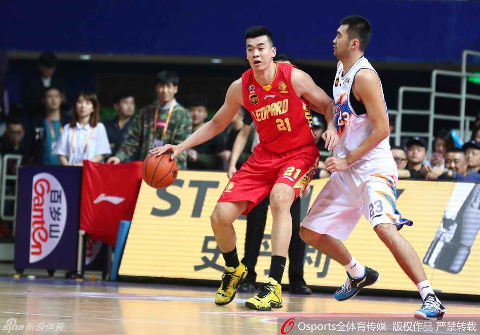 深圳烈豹加时苦战擒上海大鲨鱼,弗神空砍五十分难救主 上海队核心弗雷戴特在对手严密的围堵下依旧冷静出手,篮球划过指尖,仿佛带着必胜的信念飞向篮筐。