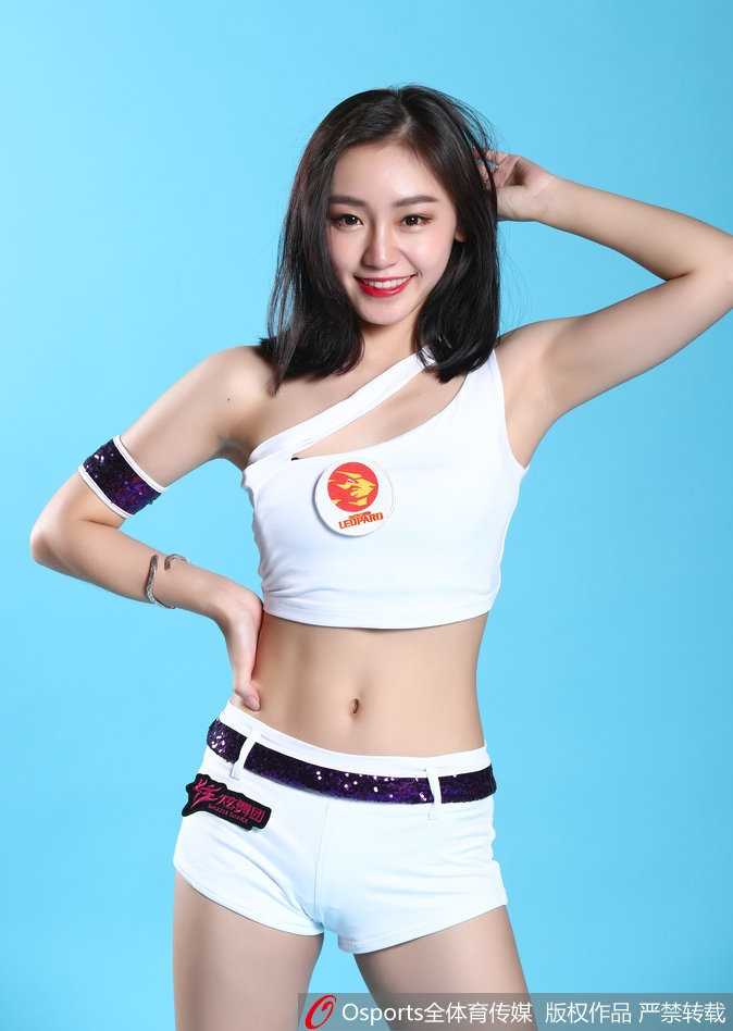 领舞的队员手持金色花球，眼神坚定地望向远方，身后的队友们排成整齐的队列，整个画面充满了动感与张力，宛如即将出征的女战士