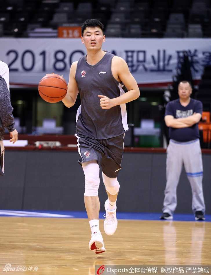 球员正在进行核心力量训练，紧实的肌肉线条和咬牙坚持的表情，展现着职业球员的自律。