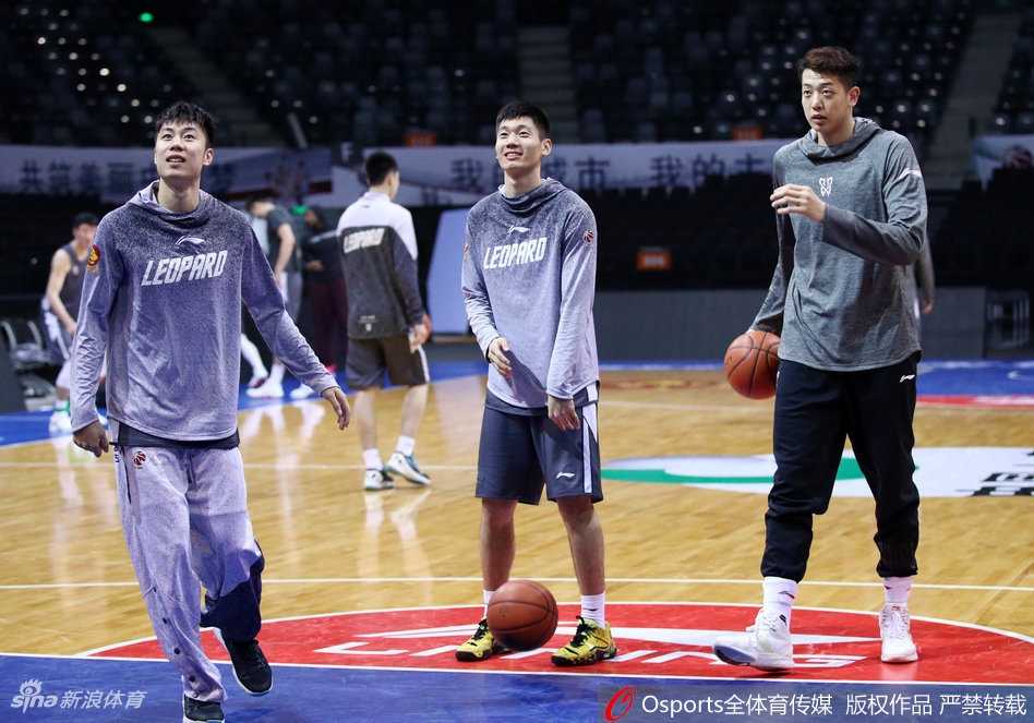 深圳烈豹将士们专注训练，汗水在灯光下飞溅，眼神中透露出对胜利的极度渴望。