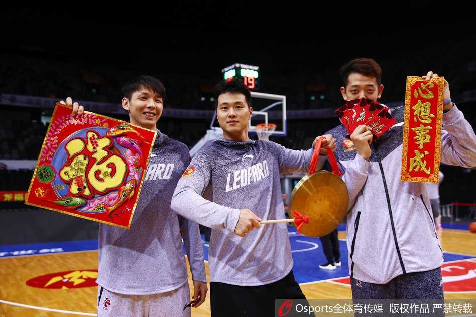 深圳烈豹新春献瑞 孟铎领衔拜年大片重温篮球热血 身穿深圳男篮训练服的球员们围聚在一起,大家手拿象征着吉祥如意的中国结和红灯笼,脸上洋溢着灿烂的笑容,更衣室里弥漫着亲如兄弟般的温馨与欢乐。