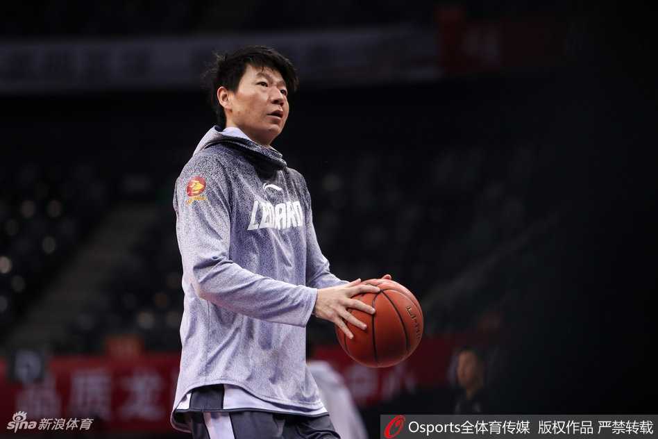 深圳烈豹蓄力广东德比 萨林杰搞怪训练场成开心果 萨林杰在罚球线上露出顽皮的笑容,手中的篮球仿佛成了他的玩具,轻松氛围与即将到来的恶战形成鲜明对比。