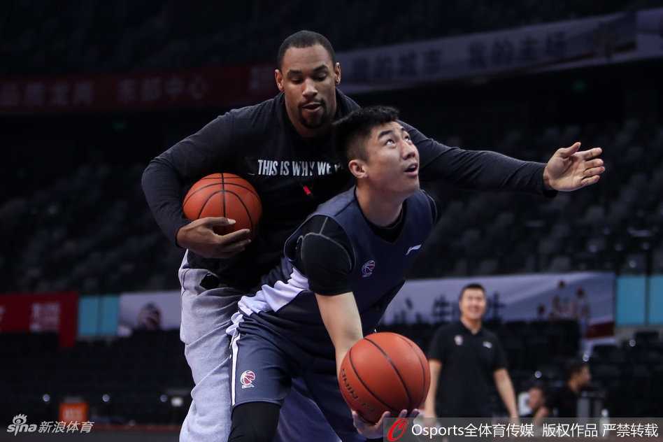 深圳烈豹蓄力广东德比 萨林杰搞怪训练场成开心果 即便是在主教练布置战术时,站在后排的萨林杰也没闲着,他瞪大眼睛模仿教练的口型,引得一旁的队友忍俊不禁。