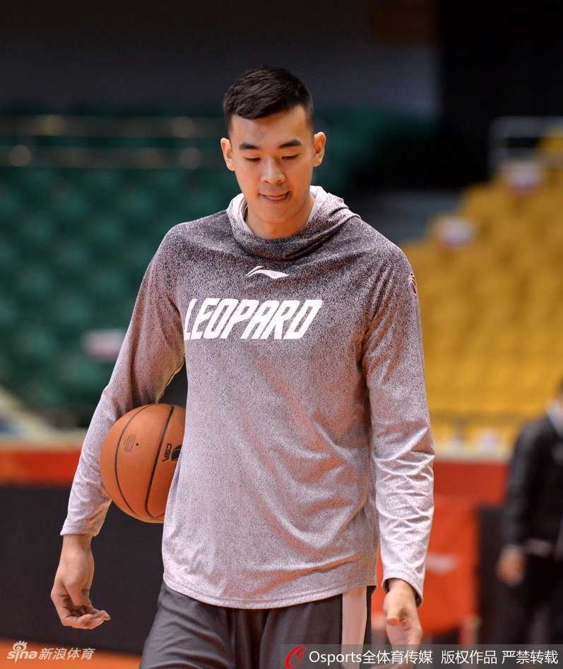 即使面对三人合围包夹，萨林杰依然咬紧牙关强行起跳，他宽阔的身躯在篮下如同一堵移动的城墙