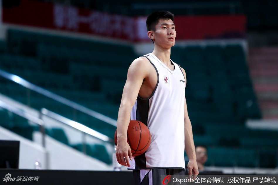 深圳烈豹蓄势待发 季后赛征途再掀青春风暴 年轻队员们在教练指导下进行折返跑训练,汗水浸湿了球衣,只为在场上能多一步的积极拼抢。