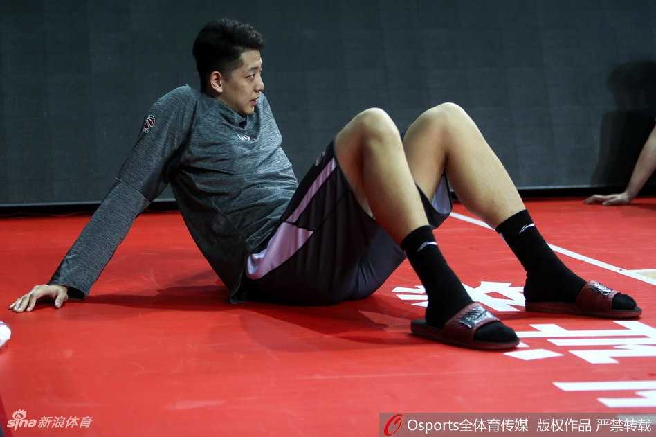 深圳烈豹蓄势待发 季后赛征途再掀青春风暴 后卫于德豪在对抗训练中奋力贴防对手,强悍的防守正是他在场上撕咬对手、带动球队反击的标签。