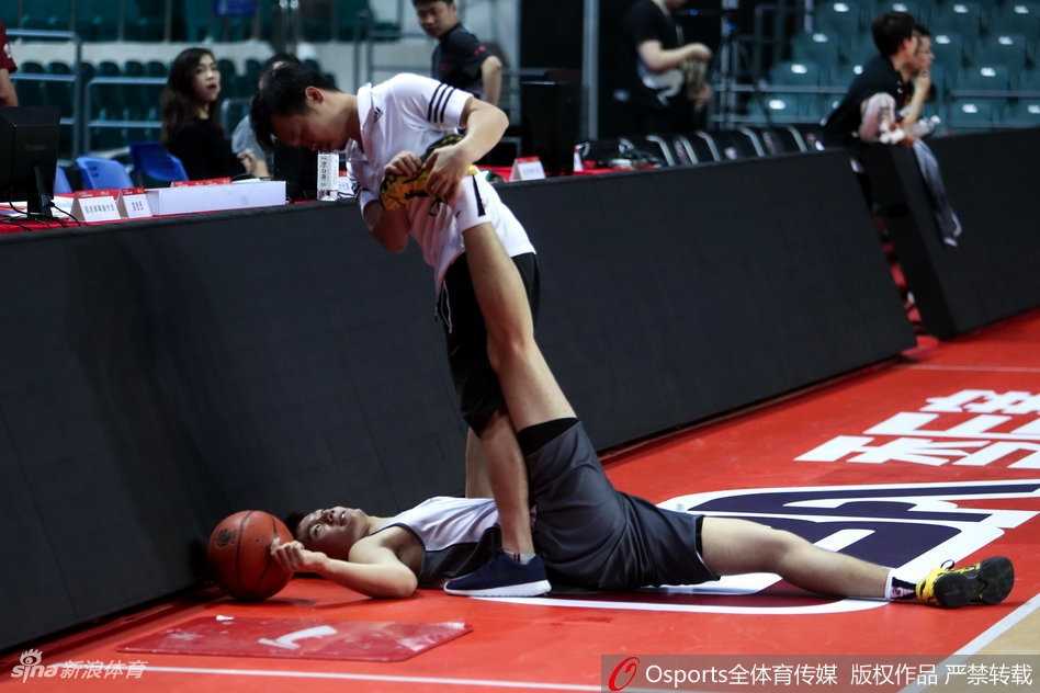 深圳烈豹蓄势待发 季后赛征途再掀青春风暴 训练结束后,顾全加练三分球,皮球应声入网,仿佛预示着他在关键时刻将再次成为决定比赛走向的冷血射手。